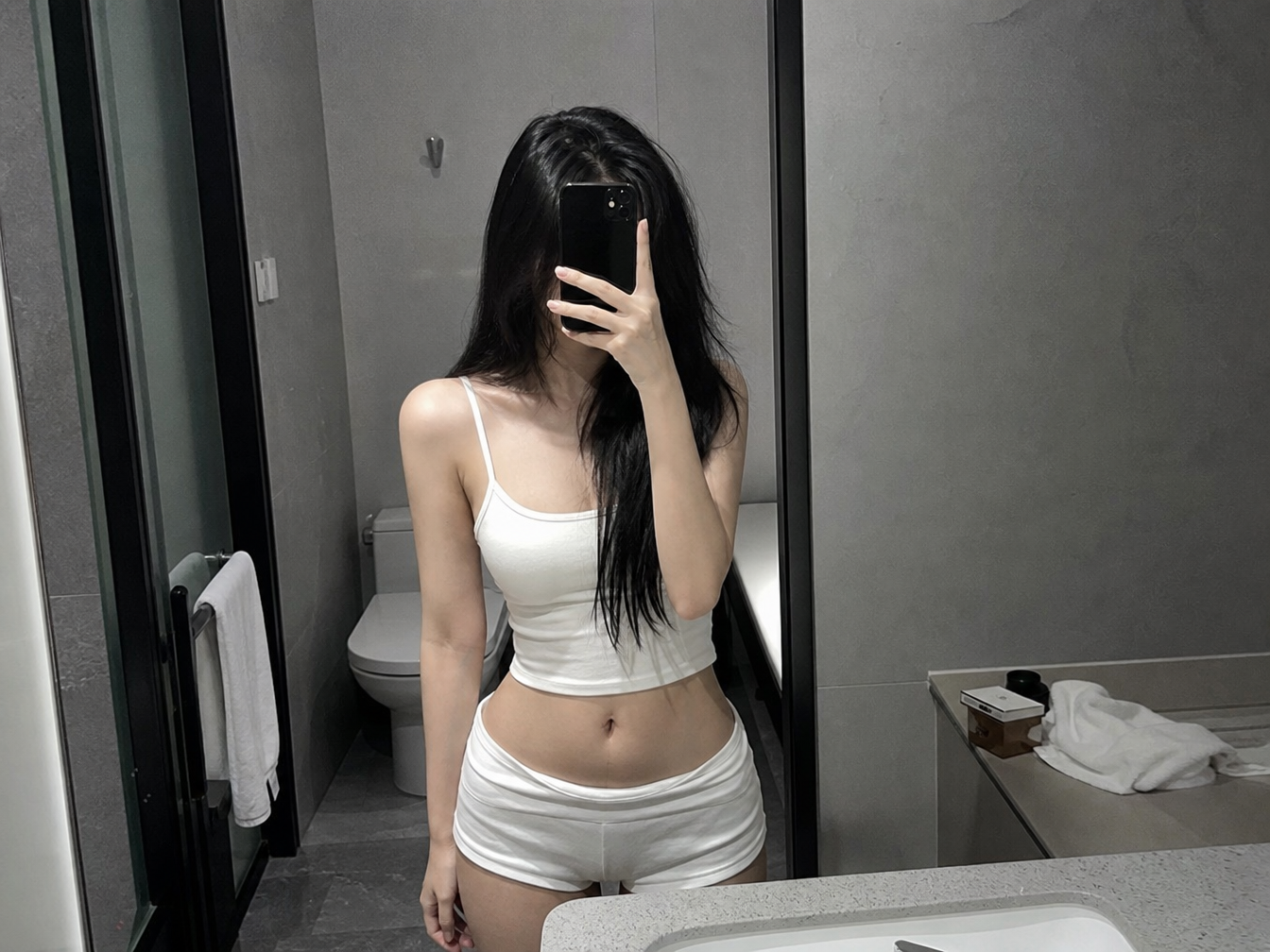 playful and confident with a relaxed, easygoing vibe._leo